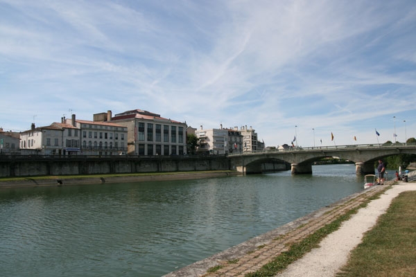 la-Charente-a-Saintes.jpg