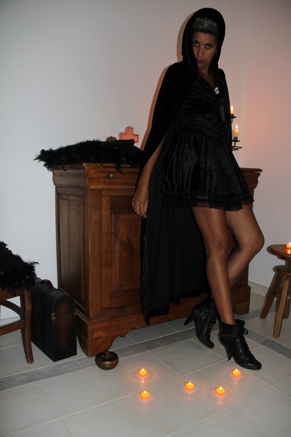 sinister robe gothique,déguisement femme halloween,robe gothique noire,déguisement halloween qui fait peur,petite poupée vaudou,faux rte vaudou halloween,chat noir de sorcière,déguisement sorcière,bottines ash,déguisement femme cape noire,sorcière sexy,comment se déguiser pour halloween