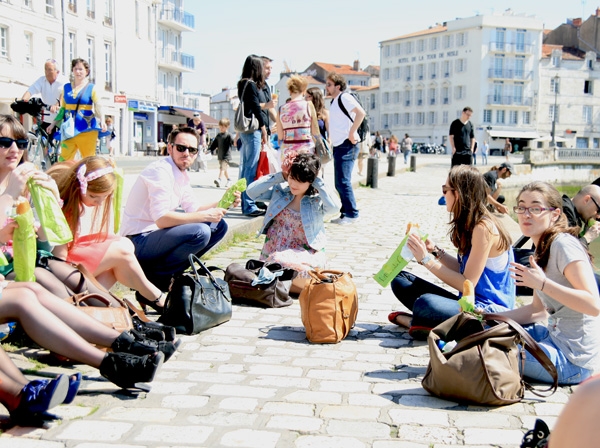 les blogueuses pique niquent sur le vieux port de La Rochelle