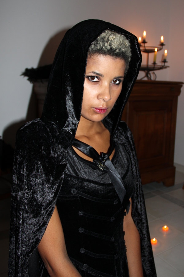 sinister robe gothique,déguisement femme halloween,robe gothique noire,déguisement halloween qui fait peur,petite poupée vaudou,faux rte vaudou halloween,chat noir de sorcière,déguisement sorcière,bottines ash,déguisement femme cape noire,sorcière sexy,comment se déguiser pour halloween