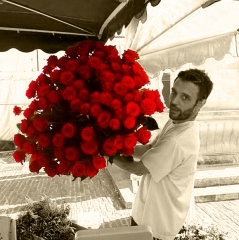 sebastien turbé, akibag, un inconnu vous offre des fleurs