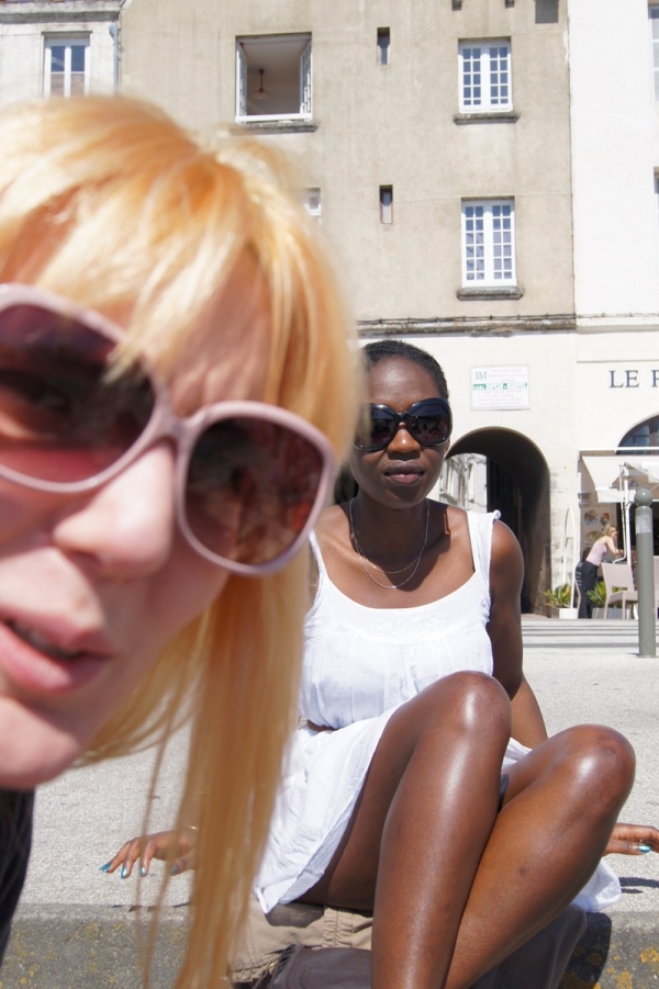 blogueuse blonde avec des lunettes de soleil