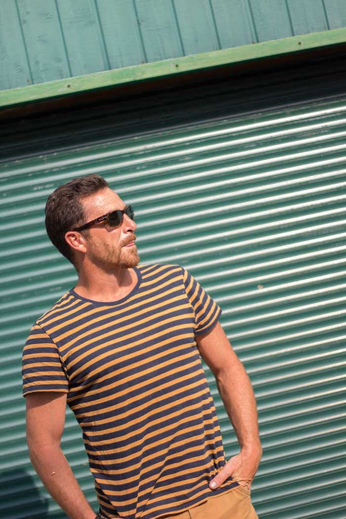 look-homme-tshirt-rayures-lunettes-de-soleil