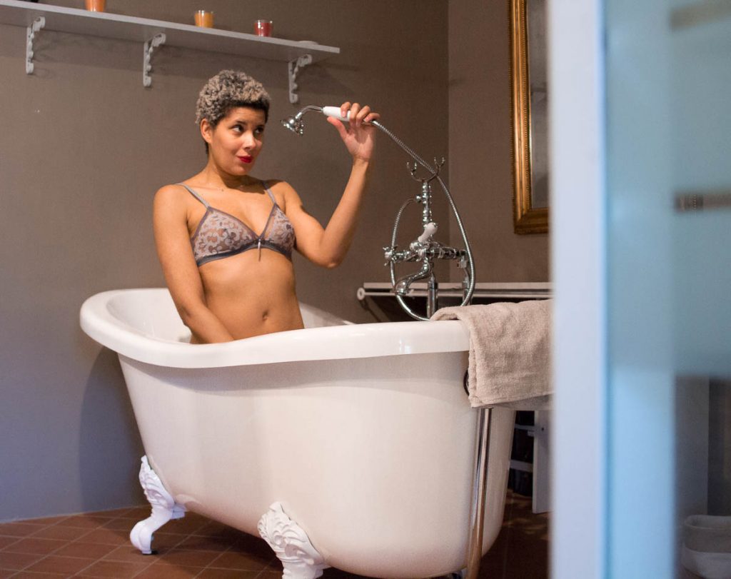 femme en lingerie salle de bain baignoire