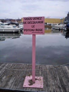 un poteau rose avec pancarte, vous venez de découvrir le poteau rose