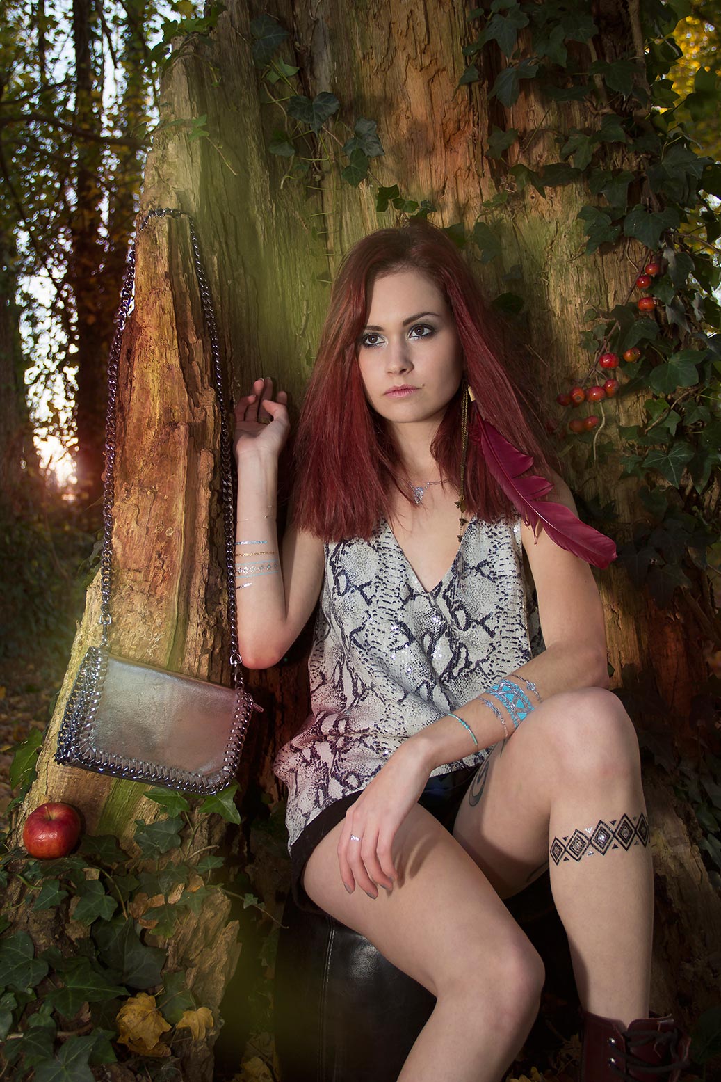 Jeune femme tatouée dans la forêt