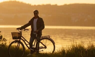 casual chic homme velo golden hour photo efrem efre