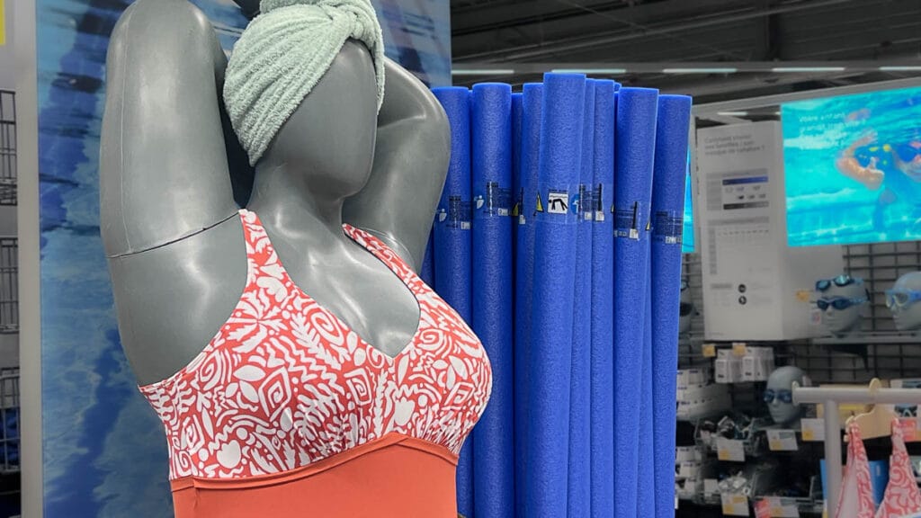mannequin vitrine maillot bain decathlon la rochelle 4