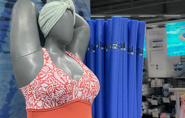 mannequin vitrine maillot bain decathlon la rochelle 4